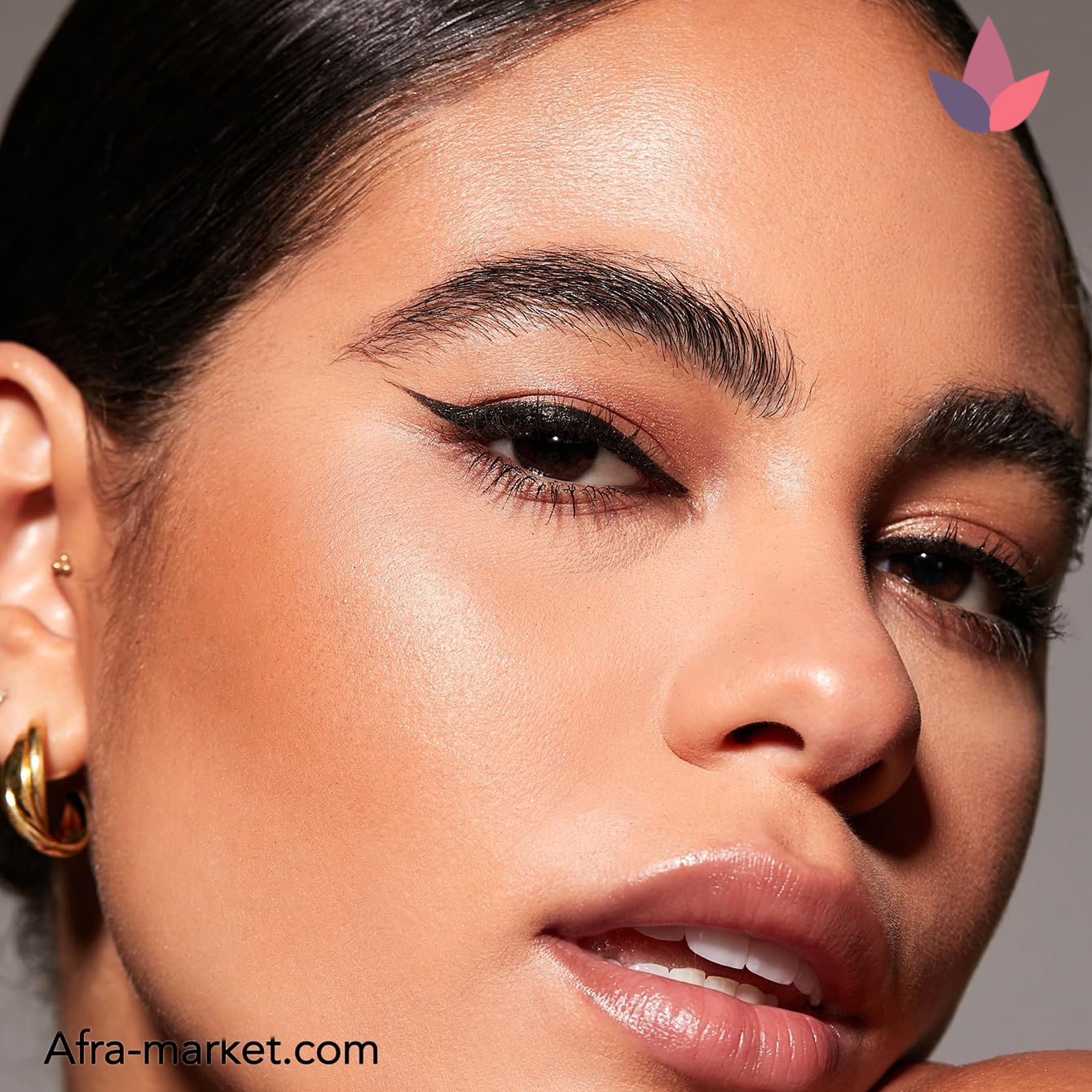 <img src="https://afra-market.com/sheglam-waterproof-liner-duo" alt="نمونه چهره با استفاده از خط چشم دو طرفه شیگلم مدل Wing It Waterproof Liner Duo، طراحی دقیق و حرفهای برای ایجاد چشمانی جذاب و بالدار، محصول اصل Sheglam، خرید از افرا مارکت">